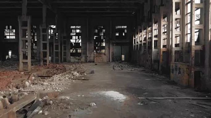 4k鸟瞰图。战后被摧毁的废弃工厂，碎玻璃，破坏，令人恐惧的工业组成，视差多莉变焦效果