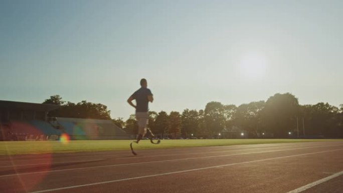 阳光明媚的下午，运动残疾人健身男子正在户外体育场训练。截肢者在体育场跑道上慢跑。励志体育镜头。从后面