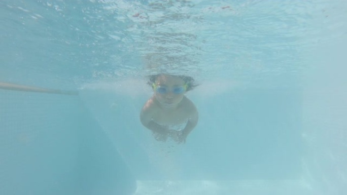 小亚洲男婴正潜入游泳池