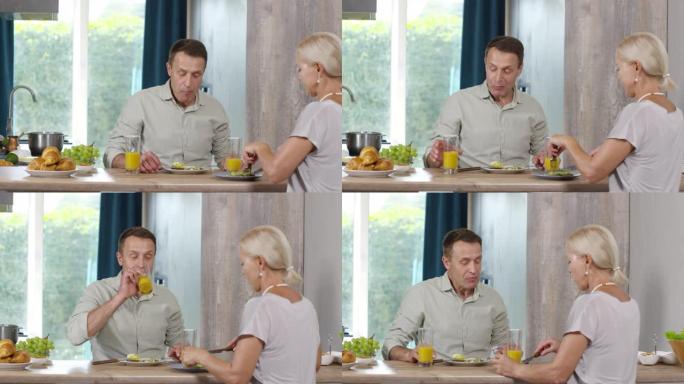 中年白人男子在家与妻子一起享用早餐