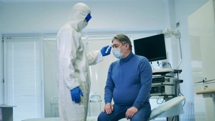 护理人员正在使用红外温度计测试患者的体温。医院冠状病毒诊断的医学检验。