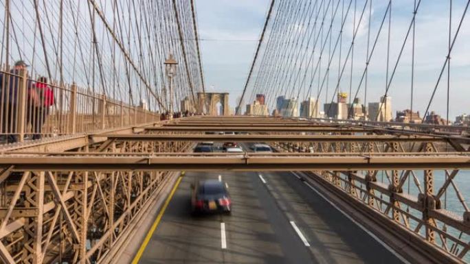 时光流逝:布鲁克林大桥上的交通与天际线建筑的背景，纽约，美国