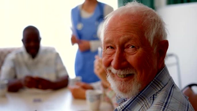 活跃的高加索老人坐在疗养院4k的侧视图