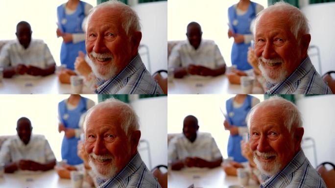 活跃的高加索老人坐在疗养院4k的侧视图
