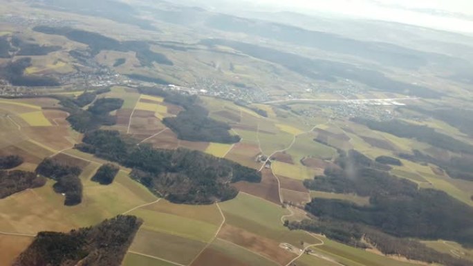 从机舱窗户看瑞士的空中飞行