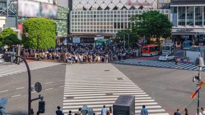 在日本东京的Shibaya crossing，人群和交通工具的延时移动