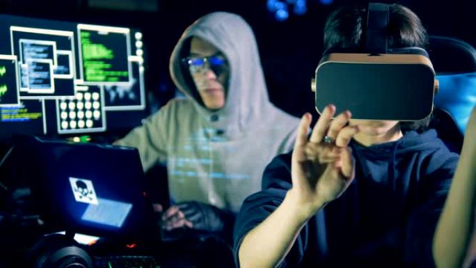 VR眼镜中一名男子和一名女士的黑客攻击过程