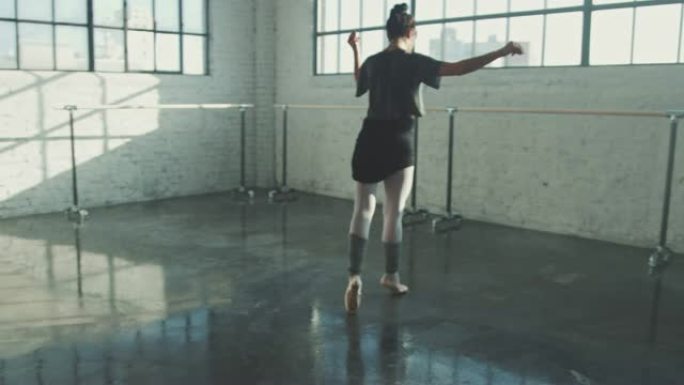 优雅的女人在芭蕾舞工作室跳舞