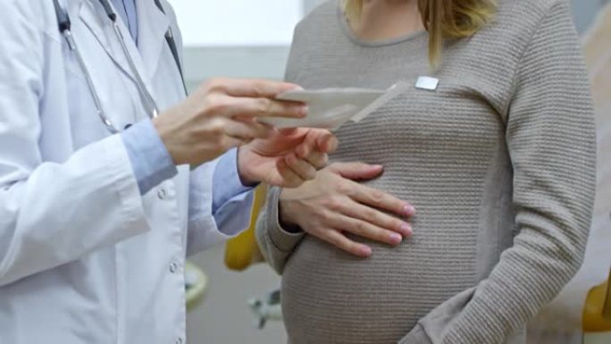 女医生向孕妇解释超声图像