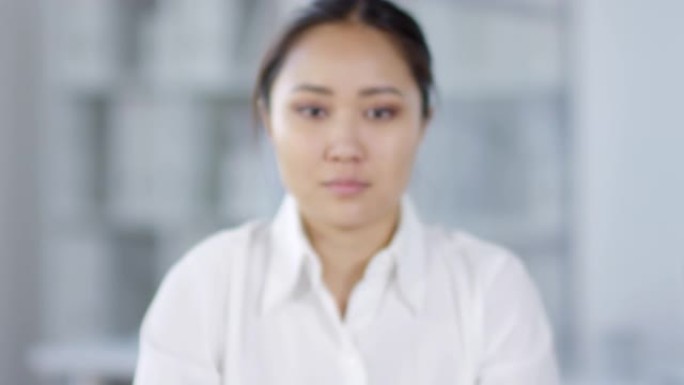 亚洲女性在办公室使用隐形未来的AR触摸屏