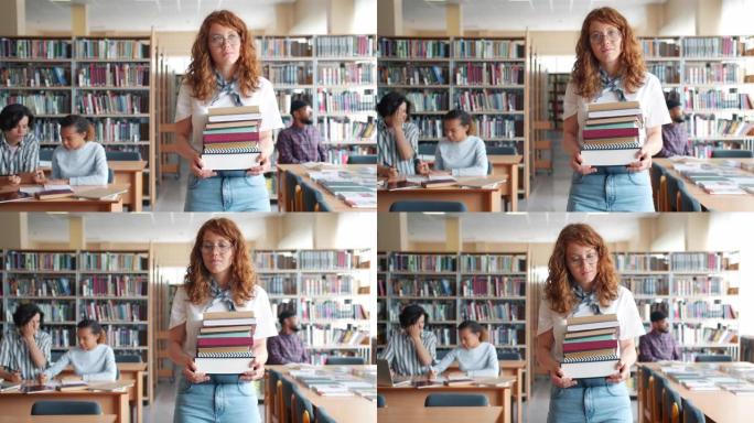 严肃的红发女士走在图书馆里，带着一堆书四处张望