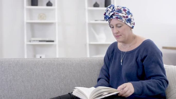 患有癌症的女人在客厅阅读