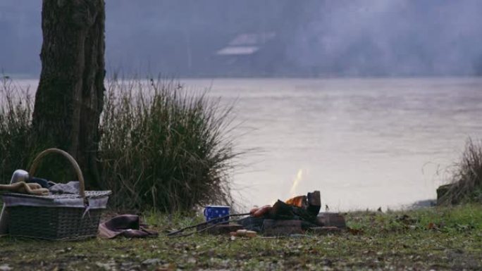 斯洛文尼亚Prekmurje秋季湖畔篝火晚会上的野餐篮女士夫妇