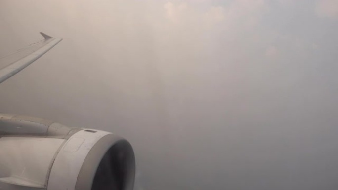 飞机上的空气污染烟雾城市