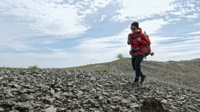 年轻女子独自在土山徒步旅行