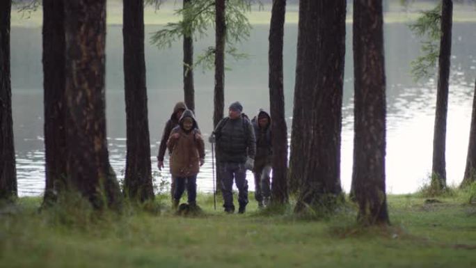 高级徒步旅行者在雨中穿越森林