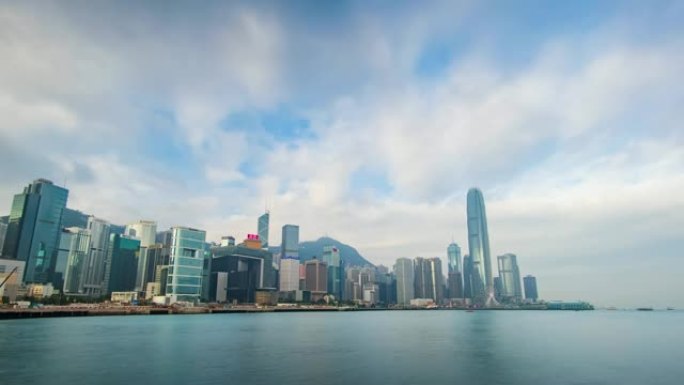 多云天空中海滨香港市容的延时。