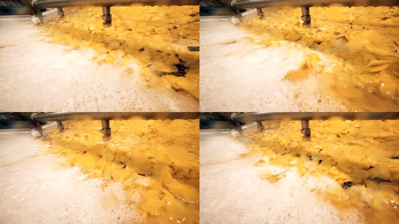 薯片在生产过程中通过泡沫液体移动
