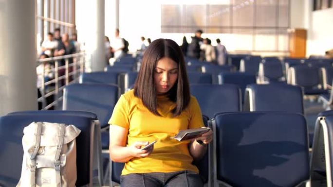 女乘客登机前在线检查电子机票