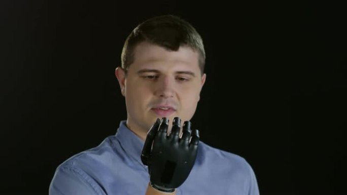 男子控制假肢上的手指