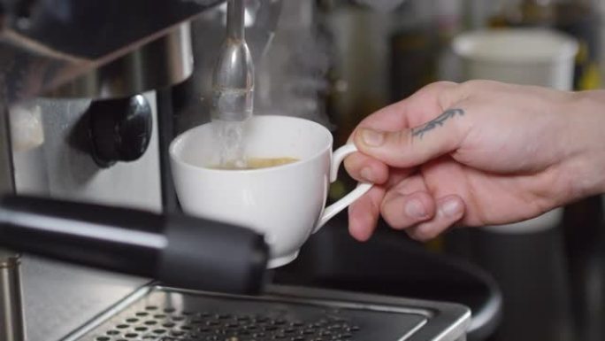 纹身咖啡师将热水推入杯使美国人