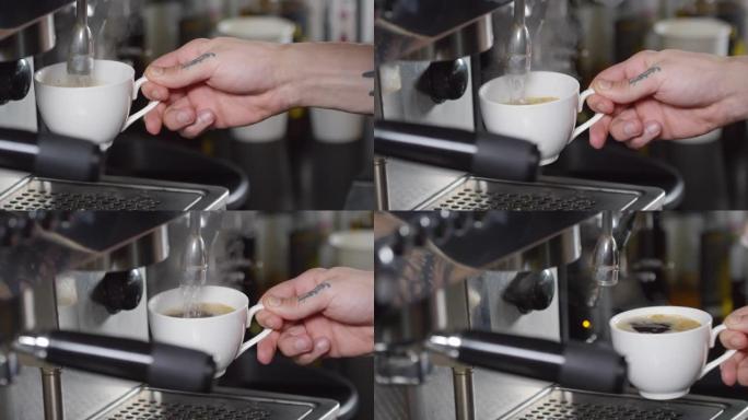 纹身咖啡师将热水推入杯使美国人