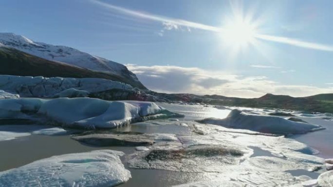 WS的阳光照耀着冰岛的雪山和acy海洋