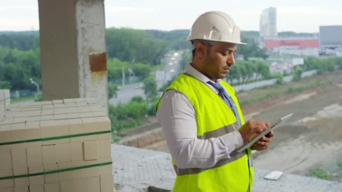 男性阿拉伯建筑工地主管做笔记
