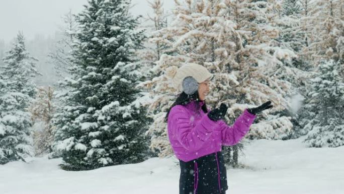 享受降雪的女人