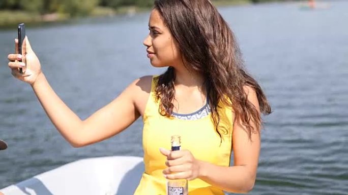 女人在湖中使用智能手机在划艇上拍摄