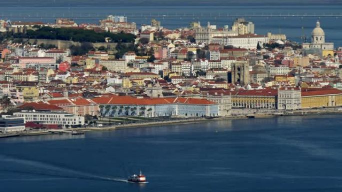 漂浮在塔霍河水域表面的渡轮。葡萄牙里斯本旧城景观