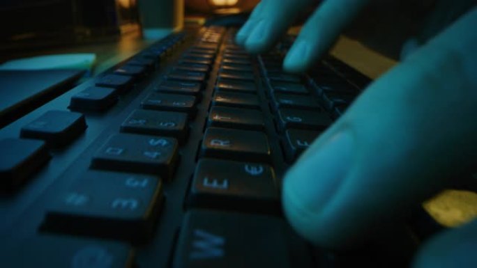 特写移动微距拍摄: 人使用鼠标，在电脑键盘上打字。工作，写电子邮件，使用互联网。晚上的绿色和蓝色