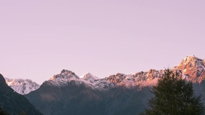 带日出的库克山山脉