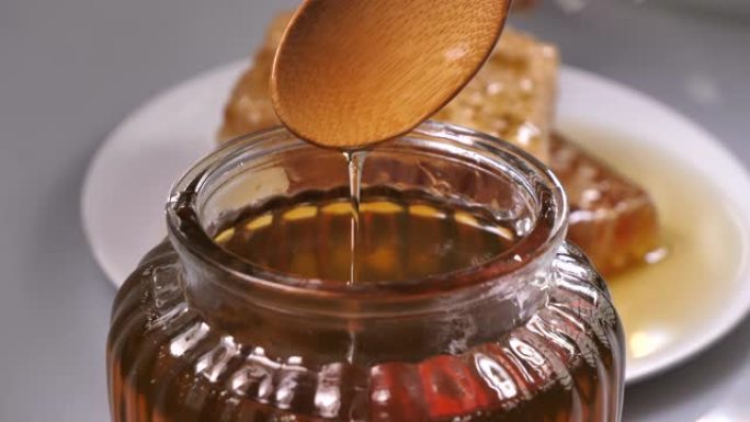 蜂蜜天然有机勺子舀取甜食饮料