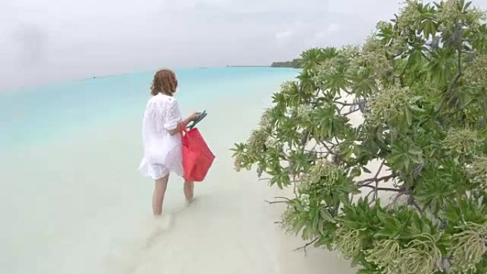 女士在马尔代夫热带海洋涉水