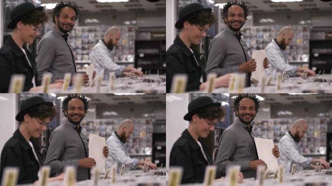 高兴的非洲裔美国顾客在唱片店微笑