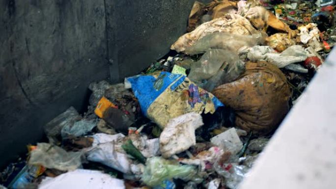 环境污染概念。部分垃圾正在从常见的垃圾流中清除。