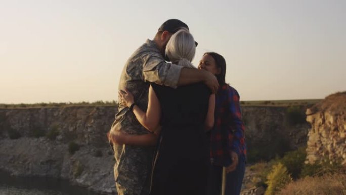 士兵拥抱他的妻子和女儿