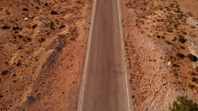 孤独的沙漠之路俯拍路航拍路山路