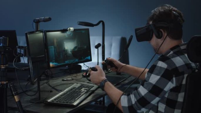 开发者玩VR游戏或模拟器
