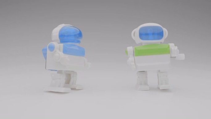 两个玩具机器人在跳舞。