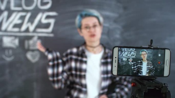 女人站在黑板上录制Vlog