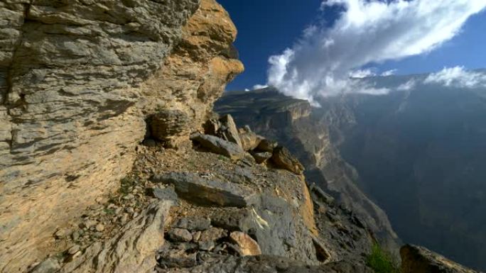 杰贝沙姆斯山 (太阳山)，阿曼。摄像机沿着阿拉伯半岛杰贝沙姆斯山脉峡谷的山路移动。4K