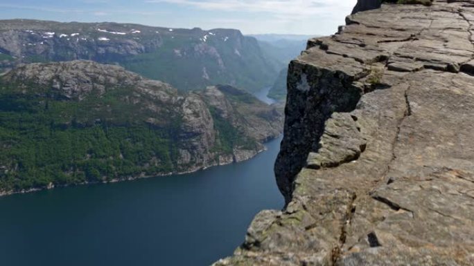 布道者的椅子悬崖悬崖，又名挪威Preikestolen。峡湾在后台。Steadicam shot, 