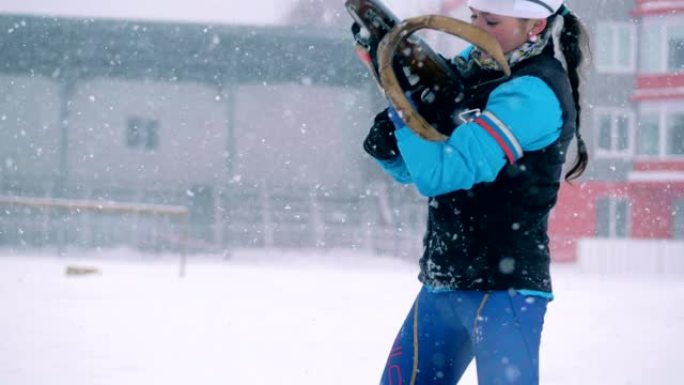 女运动员参加冬季两项比赛，准备射击。4K