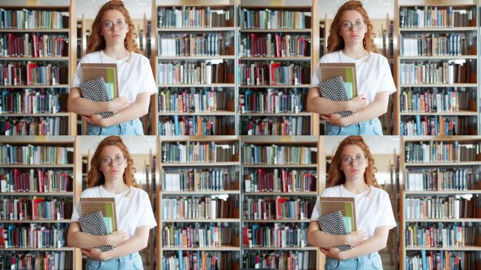 戴着眼镜的书站在图书馆里的红发女学生肖像