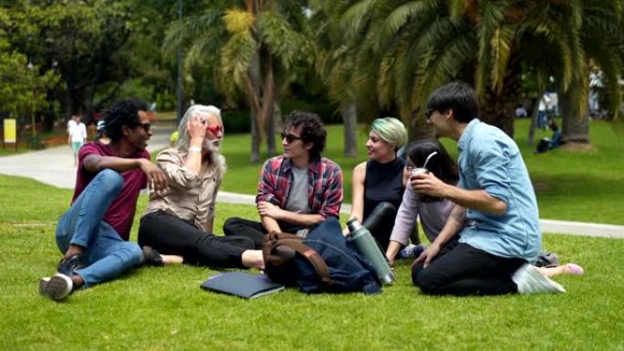课后在公园放松视频素材外国人坐在地上