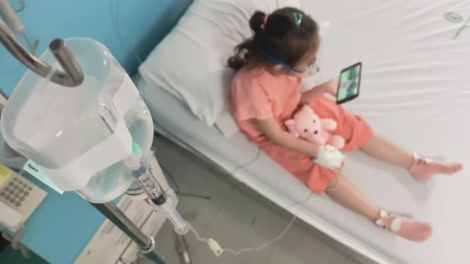 亚洲小女孩在吸入器中呼吸，吸入面罩在医院的病人脸上。