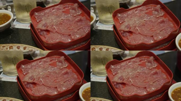 与寿喜烧一起食用的红色生肉