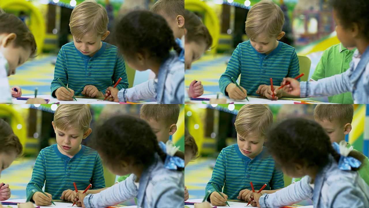 可爱的小男孩和朋友一起画画
